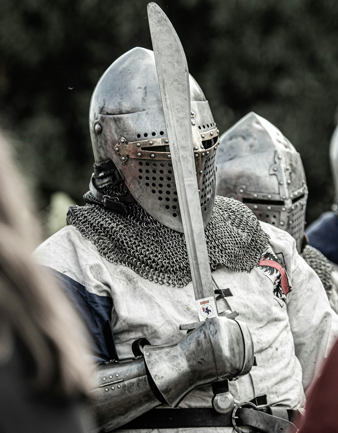 a-group-of-men-in-medieval-armor-standing-next-to-each-other-eyv1r-gdrd8