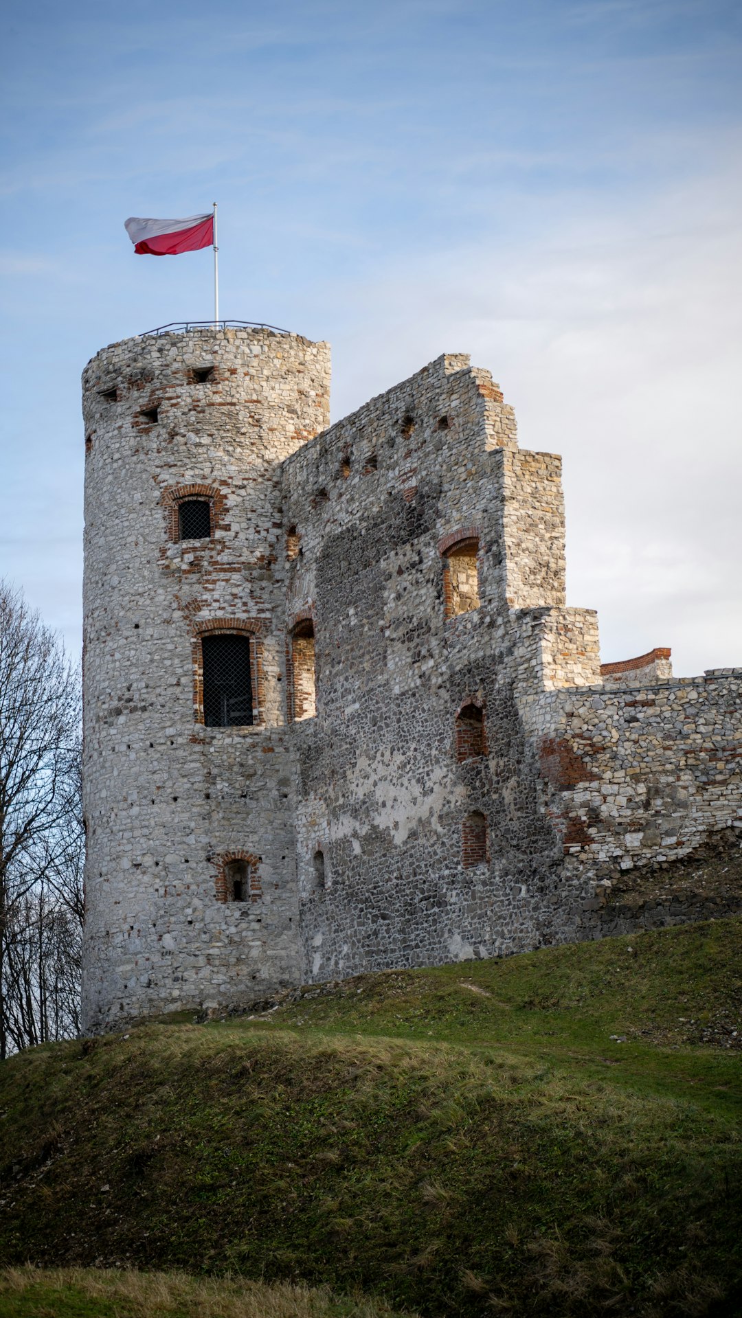 an-old-castle-with-a-flag-on-top-of-it-uaw4yaqbwq0